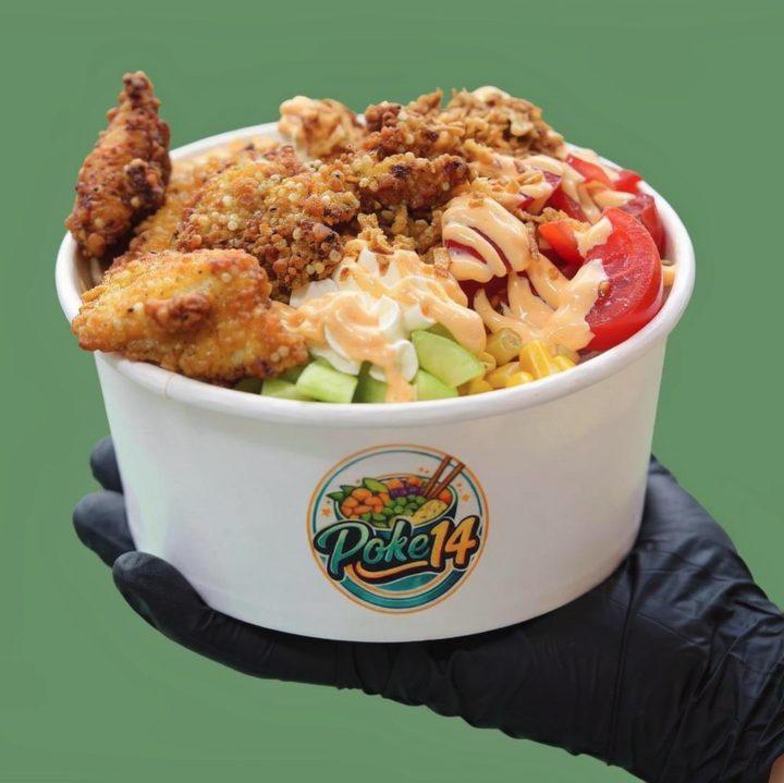 Una bowl di Poke14 con pollo croccante, pomodorini, cetrioli e mais